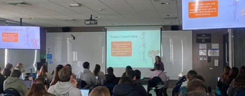 Kinesióloga María José Montero expone en clase magistral en la Universidad del Desarrollo