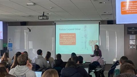 Kinesióloga María José Montero expone en clase magistral en la Universidad del Desarrollo