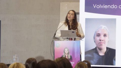 Dra. Erin Balocchi presenta caso clínico de paciente de Fundación Gantz en congreso internacional de medicina estética